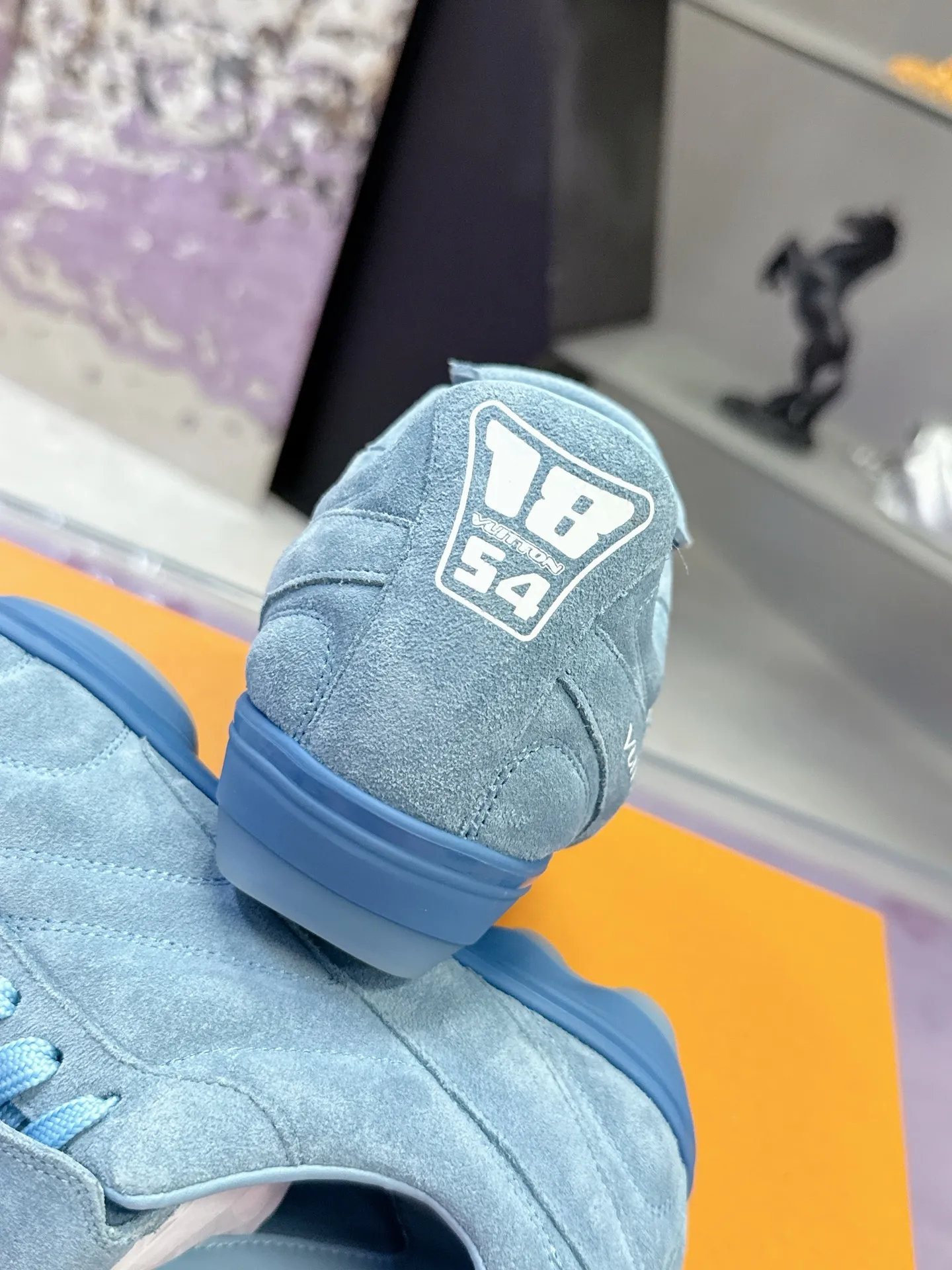 Factory price: 700💰 2025 new LV sneakers for couples, 🔥🔥🔥You will look fashionable when you wear them ❤️ LV football shoe series 💗 This Footprint Soccer sneaker was unveiled in the 2025 spring and summer series fashion show. It is the first sneaker designed by Pharrell Williams inspired by football shoes. The shoes are inspired by football, a sport that spans generations and cultures💎, echoing the theme of unity and universal participation in the 2025 spring and summer series fashion show. The shoe is known for its sleek design, with the dynamic IV Initials logo embellished on the side, the Lvers United emblem inspired by the football team on the tongue, and the sole patterned rubber sole decorated with multiple Louis Vuitton logos. Stylish and casual wear, a trend-setter in the fashion industry. Made of imported cowhide with full craftsmanship💓 Number of sizes (women’s 35-41, women’s 41 customized) (men’s 39-46, 45-46 customized)